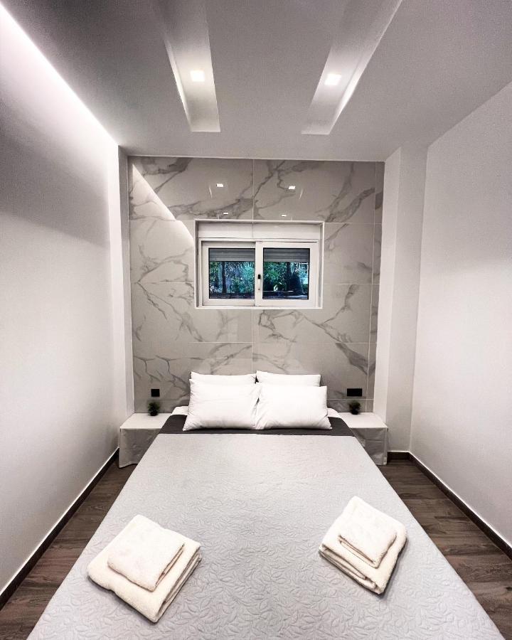 Luxury Black And White Interior Apartments Kalamata Ngoại thất bức ảnh
